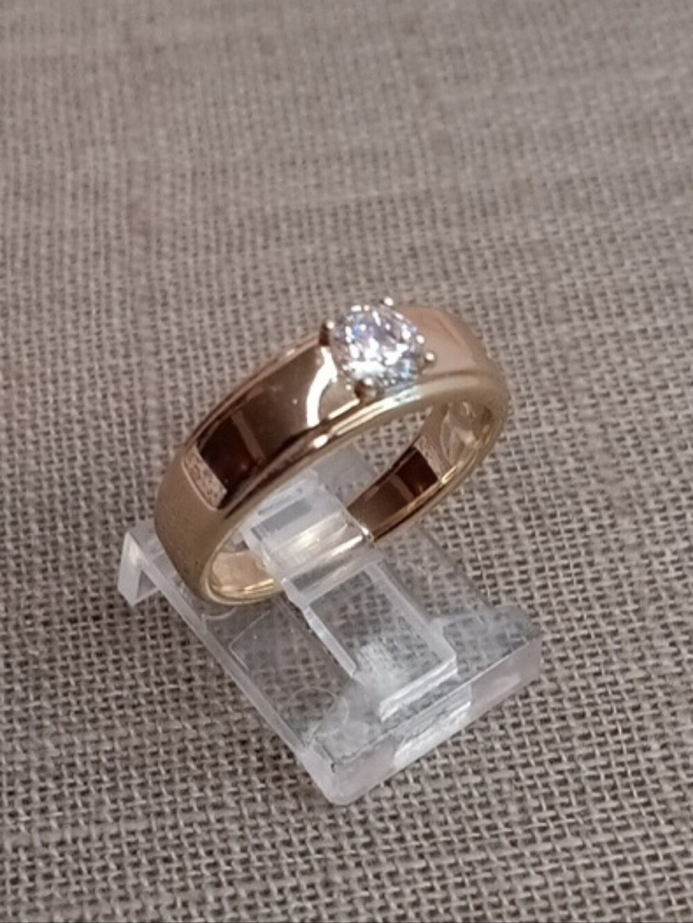 X P Classic Gold Tone Solitaire Band Fashion Ring Size 8.5